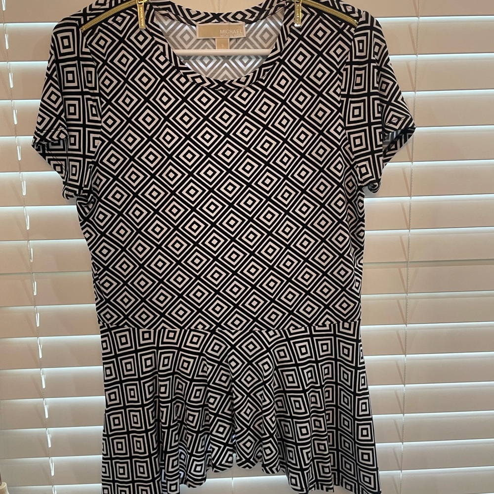 cool black and white pattern with hood zipper details